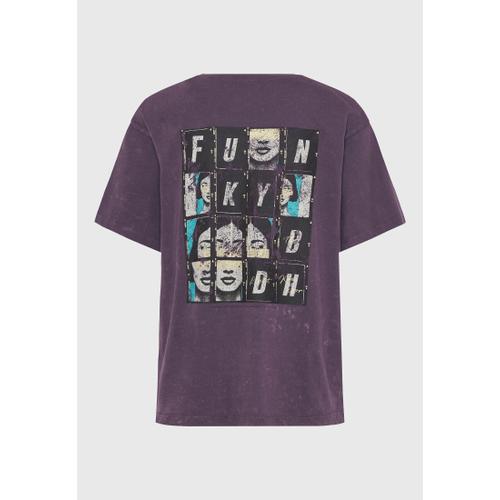 Women's Relaxed Fit Garment Dyed T-shirt with Print On The Back