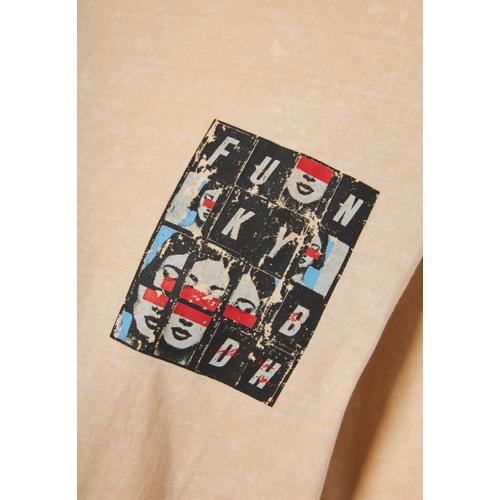 Women's Relaxed Fit Garment Dyed T-shirt with Print On The Back