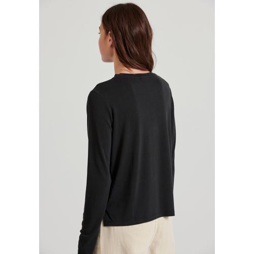 Women's Crew Neck Long Sleeve T-Shirt with Branded Label